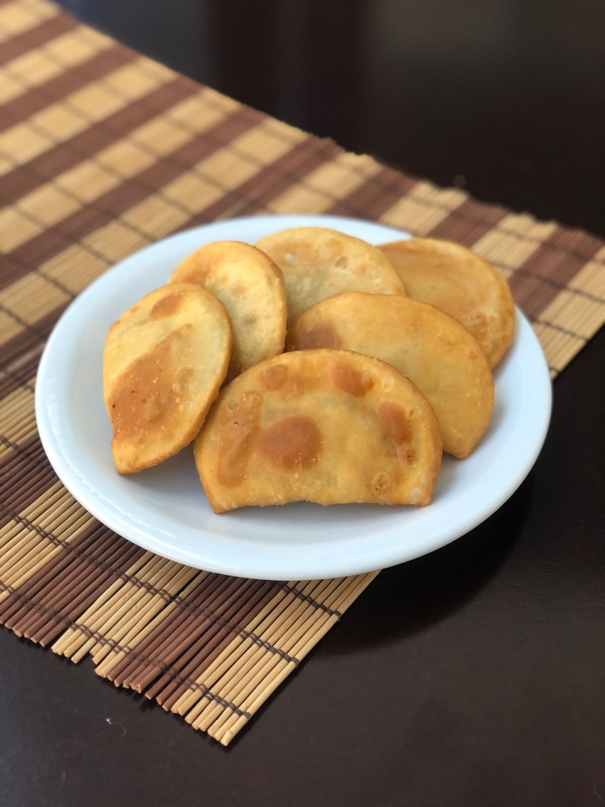 Mini pastel frito de massa caseira