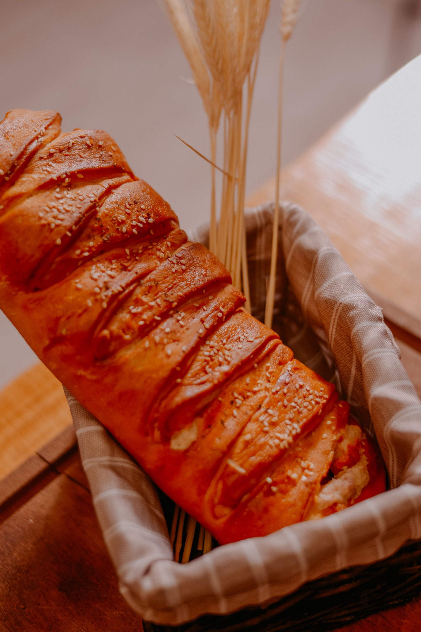 P&atilde;o recheado/tran&ccedil;ado de salame e queijo