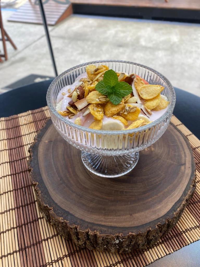 Tigela de Frutas com Iogurte Cremoso