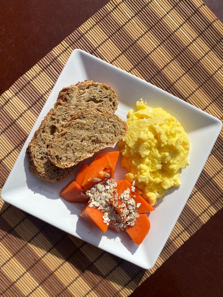 Tostada de Cereais & Ovos Cremosos
